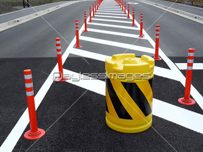 道路の安全地帯のクッションドラム 商用利用可能な写真素材 イラスト素材ならストックフォトの定額制ペイレスイメージズ
