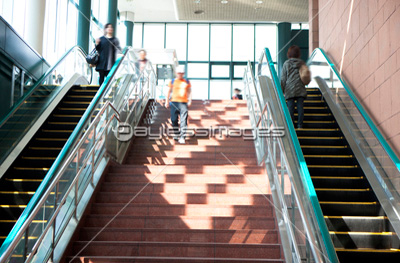恵比寿ガーデンプレイスの階段とエスカレーター ストックフォトの定額制ペイレスイメージズ