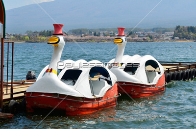 河口湖のスワンボート 商用利用可能な写真素材 イラスト素材ならストックフォトの定額制ペイレスイメージズ