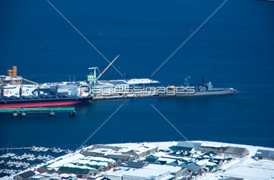 函館港と護衛艦 ストックフォトの定額制ペイレスイメージズ