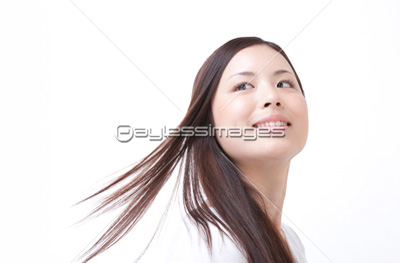 髪をなびかせる女性 ストックフォトの定額制ペイレスイメージズ