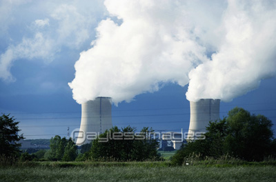 原子力発電所の煙突と煙 商用利用可能な写真素材 イラスト素材ならストックフォトの定額制ペイレスイメージズ