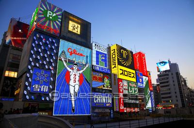 大阪道頓堀の夜景 商用利用可能な写真素材 イラスト素材ならストックフォトの定額制ペイレスイメージズ