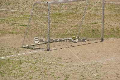 河川敷のサッカーゴール 商用利用可能な写真素材 イラスト素材ならストックフォトの定額制ペイレスイメージズ