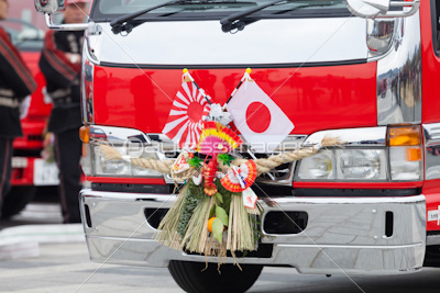 消防車のしめ縄 商用利用可能な写真素材 イラスト素材ならストックフォトの定額制ペイレスイメージズ 消防車のしめ縄 商用利用可能な写真素材 イラスト素材ならストックフォトの定額制ペイレスイメージズ