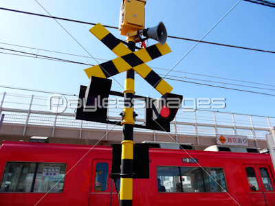 Ledの踏切警告灯と名鉄電車 ストックフォトの定額制ペイレスイメージズ