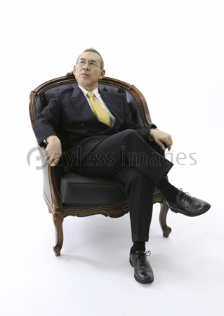 椅子に座るビジネスマン 商用利用可能な写真素材 イラスト素材ならストックフォトの定額制ペイレスイメージズ