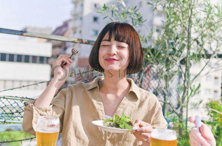 女子会の食事シーン ストックフォトの定額制ペイレスイメージズ