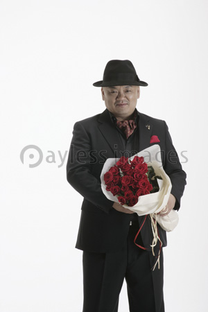 花束を持つスーツ姿の男性 商用利用可能な写真素材 イラスト素材ならストックフォトの定額制ペイレスイメージズ