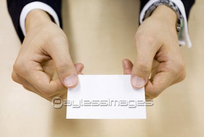 名刺を渡す男性の手 商用利用可能な写真素材 イラスト素材ならストックフォトの定額制ペイレスイメージズ