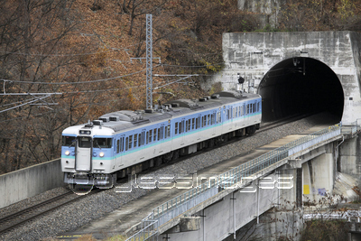 篠ノ井線第１白坂トンネルと電車 商用利用可能な写真素材 イラスト素材ならストックフォトの定額制ペイレスイメージズ