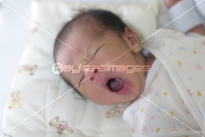 あくびをする生後1ヶ月の赤ちゃん ストックフォトの定額制ペイレスイメージズ