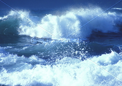 風強い 波しぶきの海 ストックフォトの定額制ペイレスイメージズ