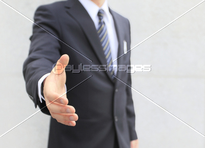 握手を求めるビジネスマン ストックフォトの定額制ペイレスイメージズ