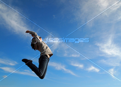 横向きにジャンプする女性 商用利用可能な写真素材 イラスト素材ならストックフォトの定額制ペイレスイメージズ