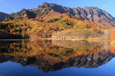 秋の戸隠高原 紅葉の鏡池と戸隠山 商用利用可能な写真素材 イラスト素材ならストックフォトの定額制ペイレスイメージズ