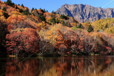 秋の戸隠高原 小鳥ヶ池と戸隠山 - 商用利用可能な写真素材・イラスト 