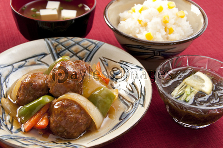 肉団子の甘酢あんかけととうもろこしご飯 味噌汁ともずく酢 ストックフォトの定額制ペイレスイメージズ