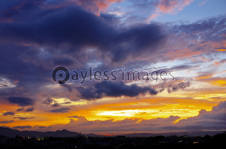 葛城山の夕焼け 商用利用可能な写真素材 イラスト素材ならストックフォトの定額制ペイレスイメージズ