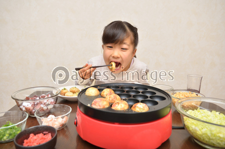 たこ焼きを食べる女の子 ストックフォトの定額制ペイレスイメージズ
