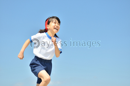 青空で走る女の子 運動会 ストックフォトの定額制ペイレスイメージズ