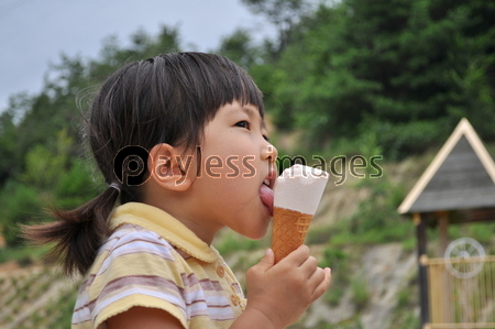 アイスを食べる女の子 ストックフォトの定額制ペイレスイメージズ