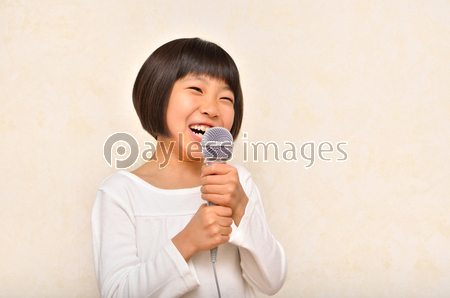 カラオケを楽しむ女の子 商用利用可能な写真素材 イラスト素材ならストックフォトの定額制ペイレスイメージズ