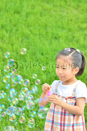 シャボン玉遊びをする女の子 ストックフォトの定額制ペイレスイメージズ