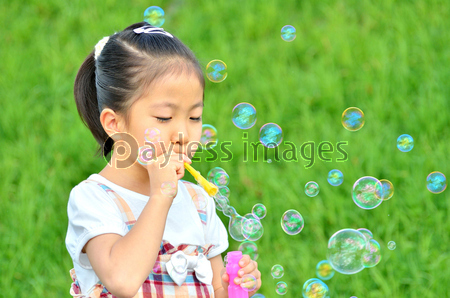 シャボン玉遊びをする女の子 商用利用可能な写真素材 イラスト素材ならストックフォトの定額制ペイレスイメージズ