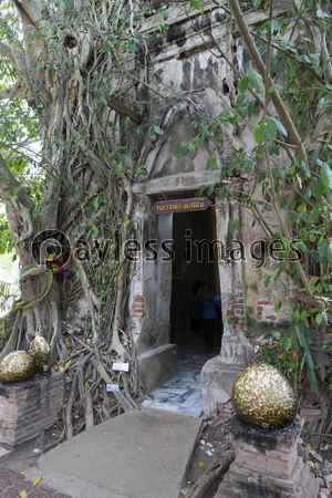 タイの遺跡ワット バーンクンの本堂の入り口 ストックフォトの定額制ペイレスイメージズ