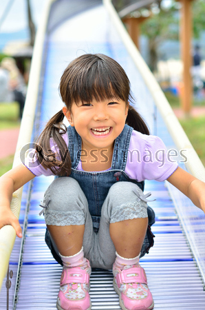 公園の滑り台で遊ぶ女の子 商用利用可能な写真素材 イラスト素材ならストックフォトの定額制ペイレスイメージズ