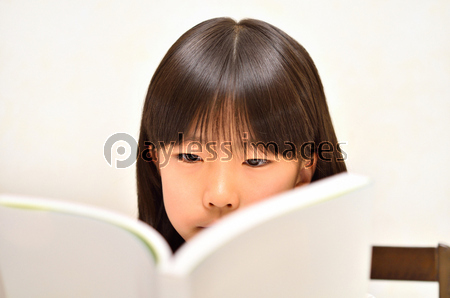 読書する女の子 商用利用可能な写真素材 イラスト素材ならストックフォトの定額制ペイレスイメージズ