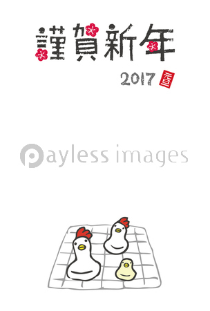 酉年 年賀状イラスト 焼き網の上に乗った鶏とひよこの形のおもちの写真 イラスト素材 Xf ペイレスイメージズ