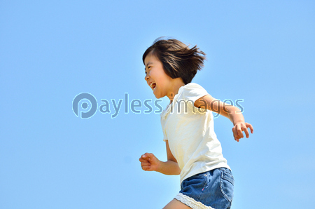 青空で走る女の子 商用利用可能な写真素材 イラスト素材ならストックフォトの定額制ペイレスイメージズ