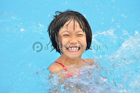 プールで遊ぶ女の子 商用利用可能な写真素材 イラスト素材ならストックフォトの定額制ペイレスイメージズ