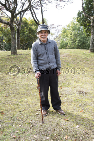杖をついて立つ散歩中の老人 ストックフォトの定額制ペイレスイメージズ