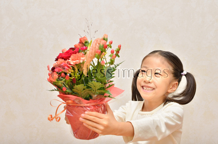 花束を差し出す女の子 商用利用可能な写真素材 イラスト素材ならストックフォトの定額制ペイレスイメージズ