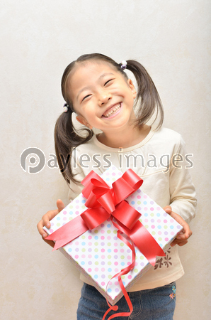 プレゼントを差し出す女の子 商用利用可能な写真素材 イラスト素材ならストックフォトの定額制ペイレスイメージズ