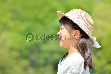 笑顔の女の子 横顔 麦わら帽子 ストックフォトの定額制ペイレスイメージズ