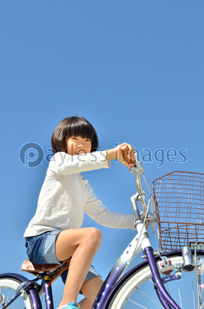 自転車に乗る女の子 商用利用可能な写真素材 イラスト素材ならストックフォトの定額制ペイレスイメージズ