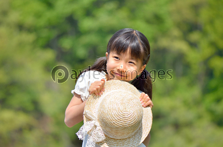 麦わら帽子を持つ女の子 - 商用利用可能な写真素材・イラスト素材ならストックフォトの定額制ペイレスイメージズ