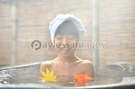 温泉でのんびりする女の子 紅葉 商用利用可能な写真素材 イラスト素材ならストックフォトの定額制ペイレスイメージズ