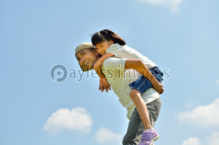 青空でおんぶする親子 夏 商用利用可能な写真素材 イラスト素材ならストックフォトの定額制ペイレスイメージズ