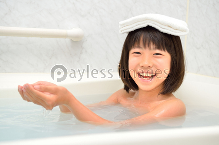 楽しくお風呂に入る女の子 商用利用可能な写真素材 イラスト素材ならストックフォトの定額制ペイレスイメージズ
