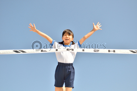 青空で走る女の子 体操服 ゴールテープ 商用利用可能な写真素材 イラスト素材ならストックフォトの定額制ペイレスイメージズ