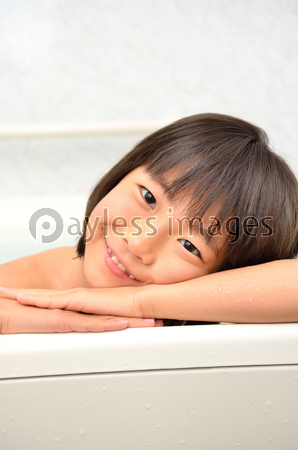 お風呂に入る女の子 ストックフォトの定額制ペイレスイメージズ