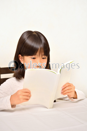 読書をする女の子 ストックフォトの定額制ペイレスイメージズ