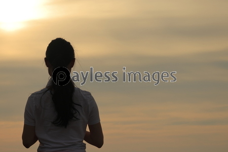 遠くを見つめる女性 ストックフォトの定額制ペイレスイメージズ