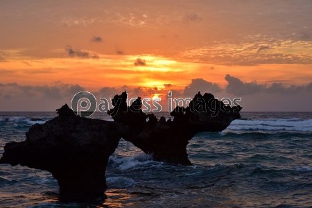 古宇利島 ティーヌ浜の夕日 ストックフォトの定額制ペイレスイメージズ