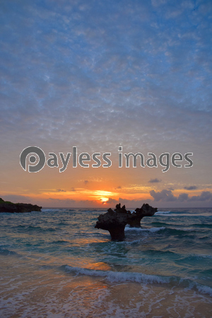 古宇利島 ティーヌ浜の夕日 ストックフォトの定額制ペイレスイメージズ